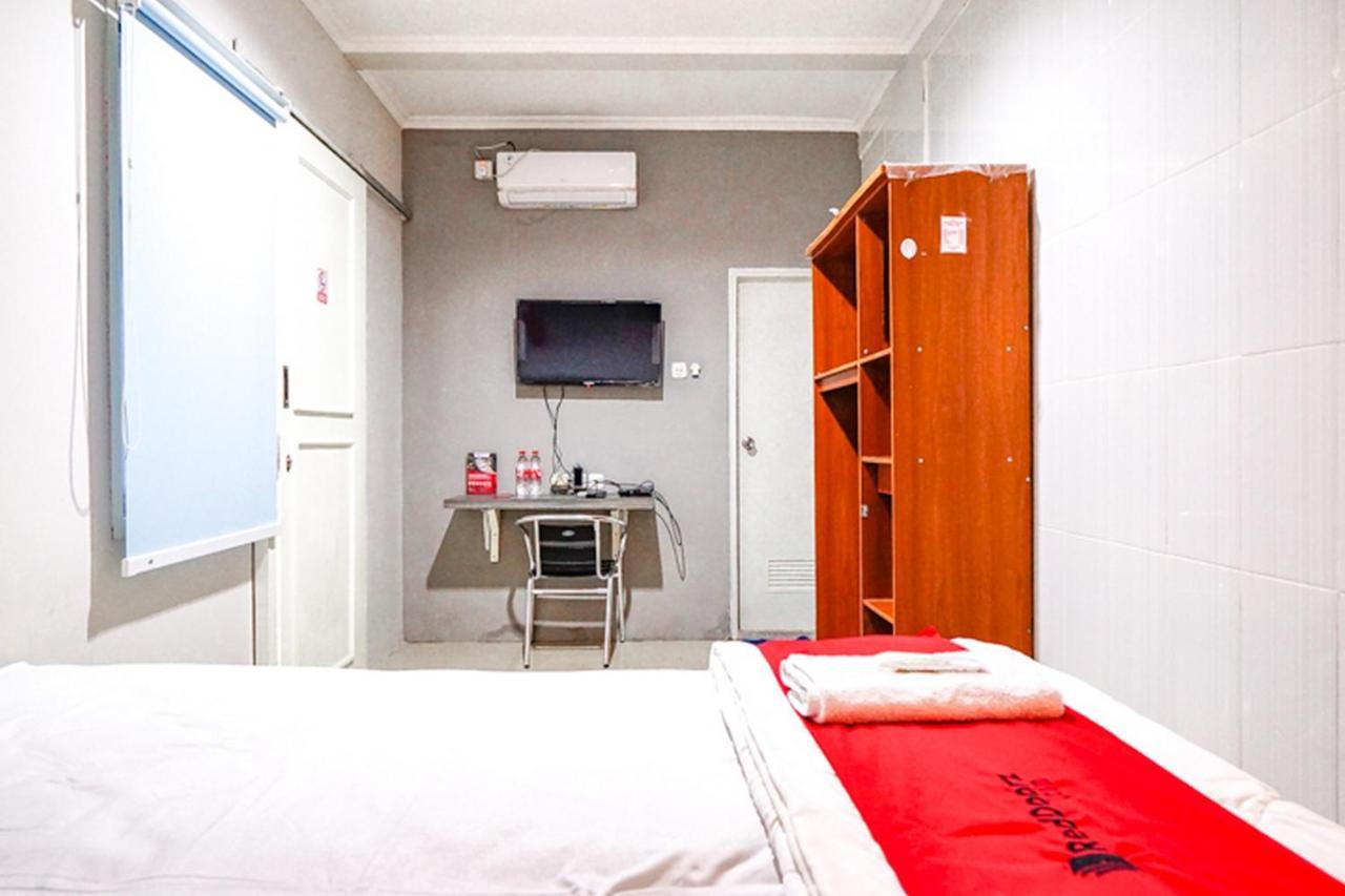 Готель Reddoorz @ Citraland Сурабая Екстер'єр фото